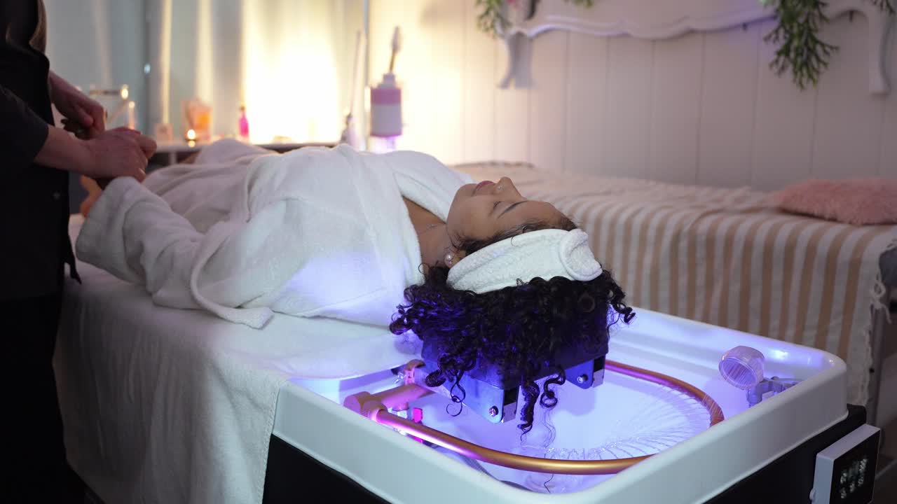 Seorang wanita menerima terapi di spa