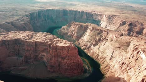 Horseshoe-Bend-Mäander-Im-Colorado-River-Canyon,-Luftbild-Von-Felsigen-Klippen-In-Der-Wüste-Von-Arizona,-USA