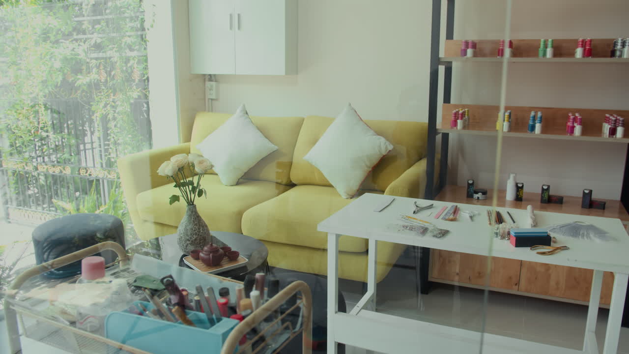 Interni di un salone di manicure con un comodo divano e un tavolo da lavoro