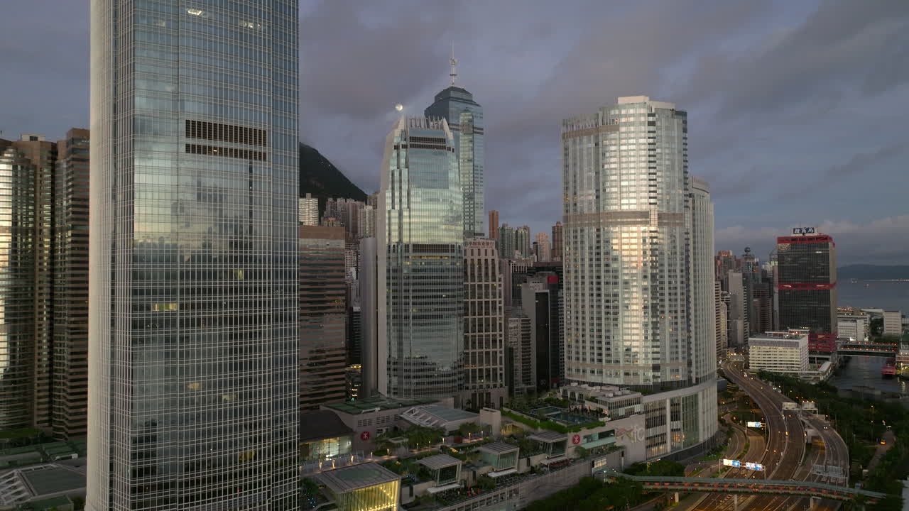 Plano ascendente do reflexo nos edifícios IFC 1 e 2 e arranha-céus do hotel Four Seasons em Central, Hong Kong