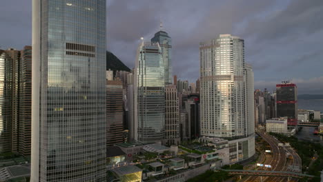 Aufsteigende-Aufnahme-Einer-Reflexion-In-Den-Hochhäusern-Des-IFC-1-Und-2-Sowie-Des-Four-Seasons-Hotels-Im-Zentrum-Von-Hongkong