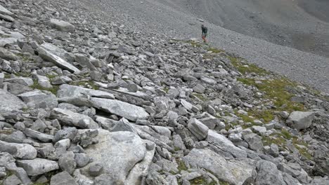 caminante mirando hacia las rocas de la montaña rockies kananaskis alberta canada