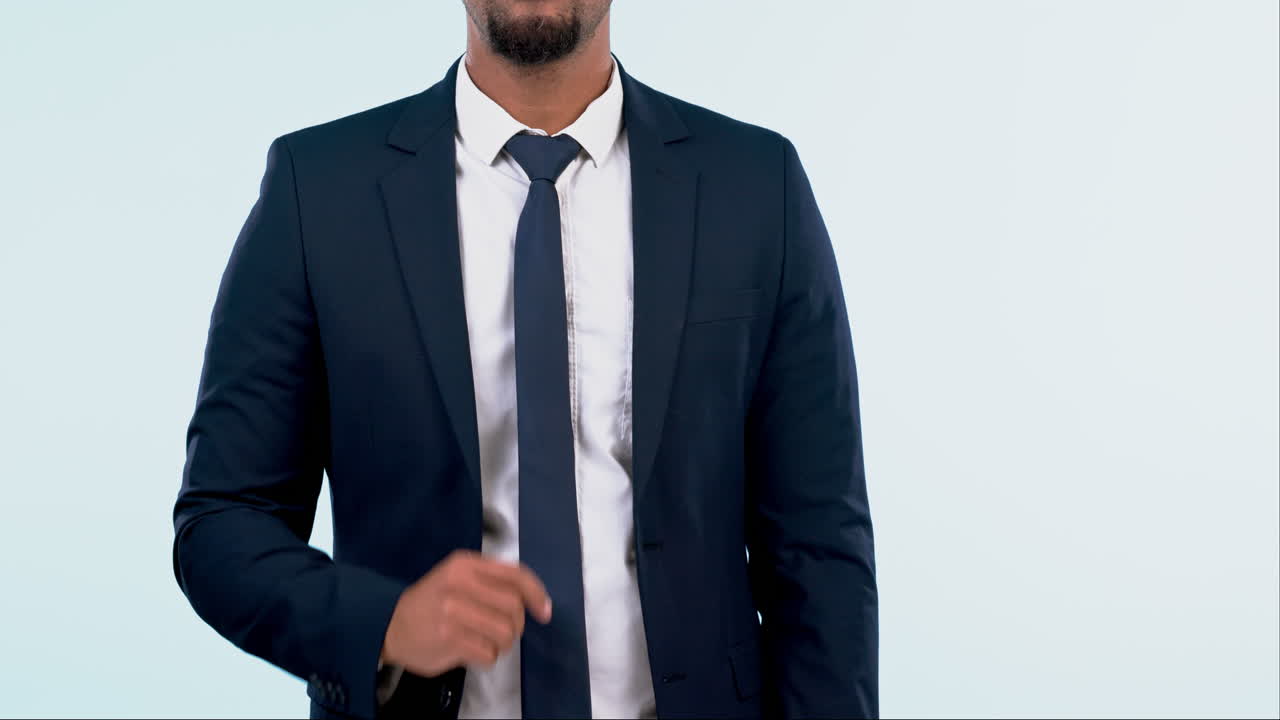 mano apuntando, negocios y hombre en el estudio para usted