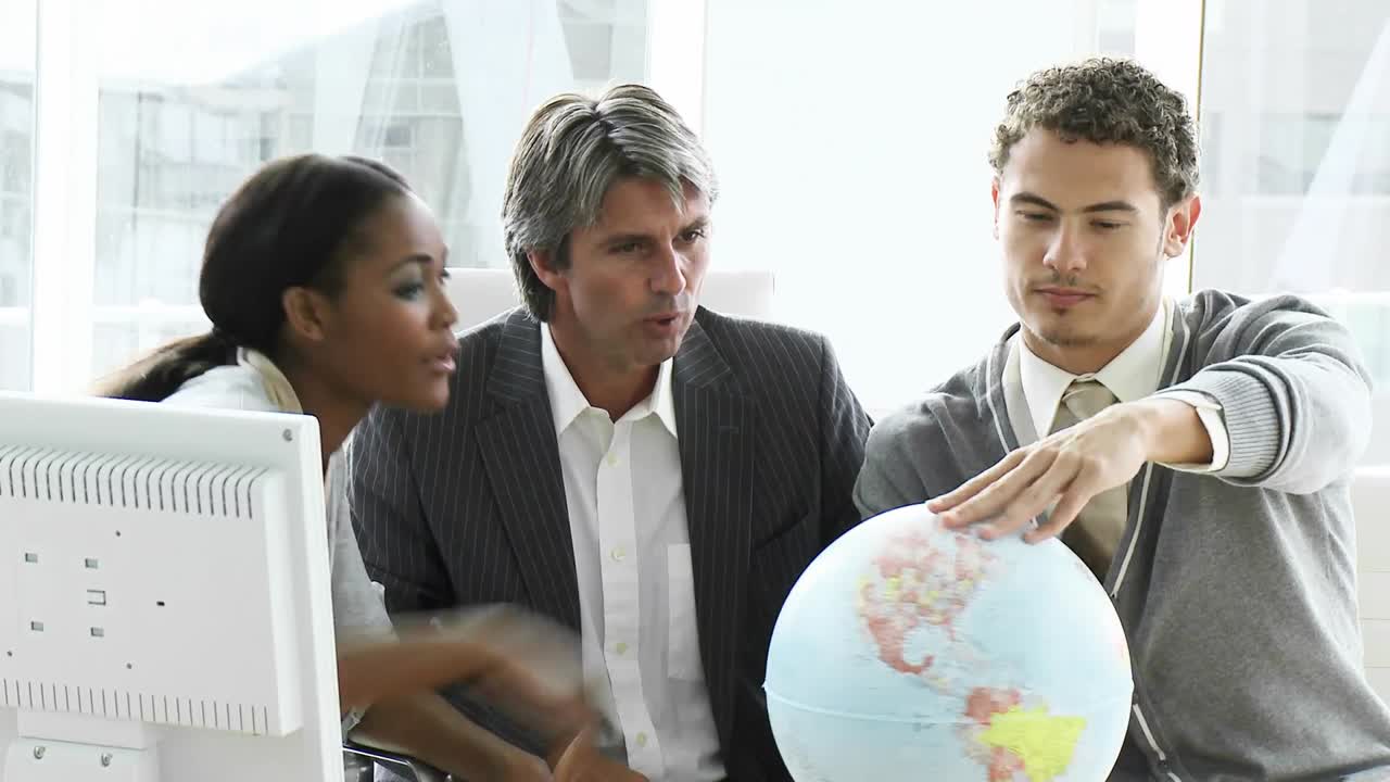 연합 된 사업가 들 은 지구 를 바라보고 있다