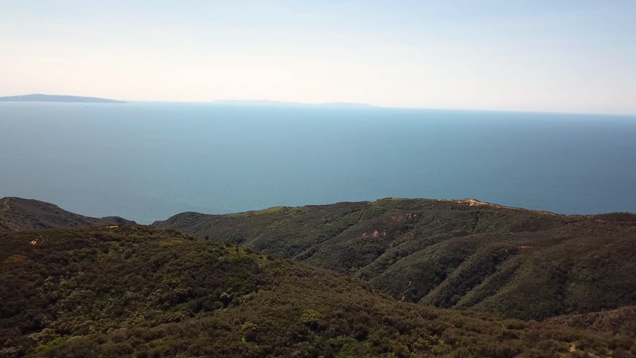 panorámica aérea del océano pacífico en el sur de california en un cálido día soleado 4k