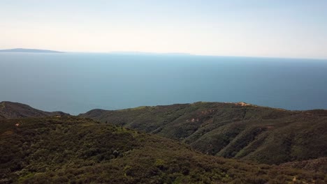 panorámica aérea del océano pacífico en el sur de california en un cálido día soleado 4k