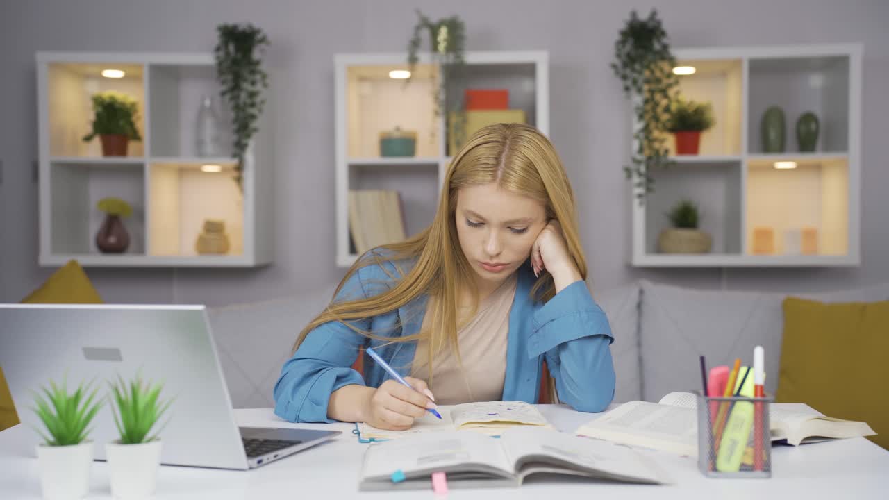 estudiante aburrida con el estudio.