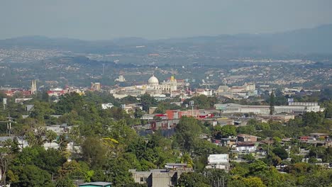 Un-Breve-Lapso-De-Tiempo-De-Una-Vista-Panorámica-Del-Valle-De-La-Zona-Histórica-De-San-Salvador,-El-Salvador