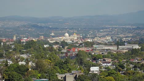 un breve lapso de tiempo de una vista panorámica del valle de la zona histórica de san salvador, el salvador