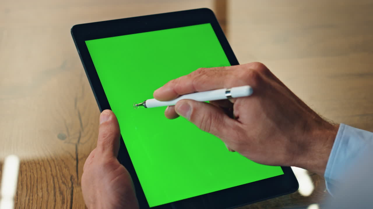 artista dibujando a mano el lápiz en la pantalla de la pestaña chromakey de primer plano. diseñador usando el bolígrafo