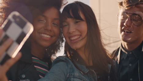 cámara lenta feliz fiesta en la azotea amigos divirtiéndose joven mujer asiática tomando fotos de grupo usando teléfono inteligente compartiendo estilo de vida de fin de semana en las redes sociales al atardecer