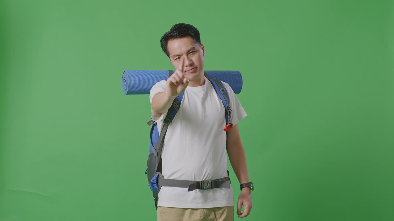 hombre con la mochila apuntando