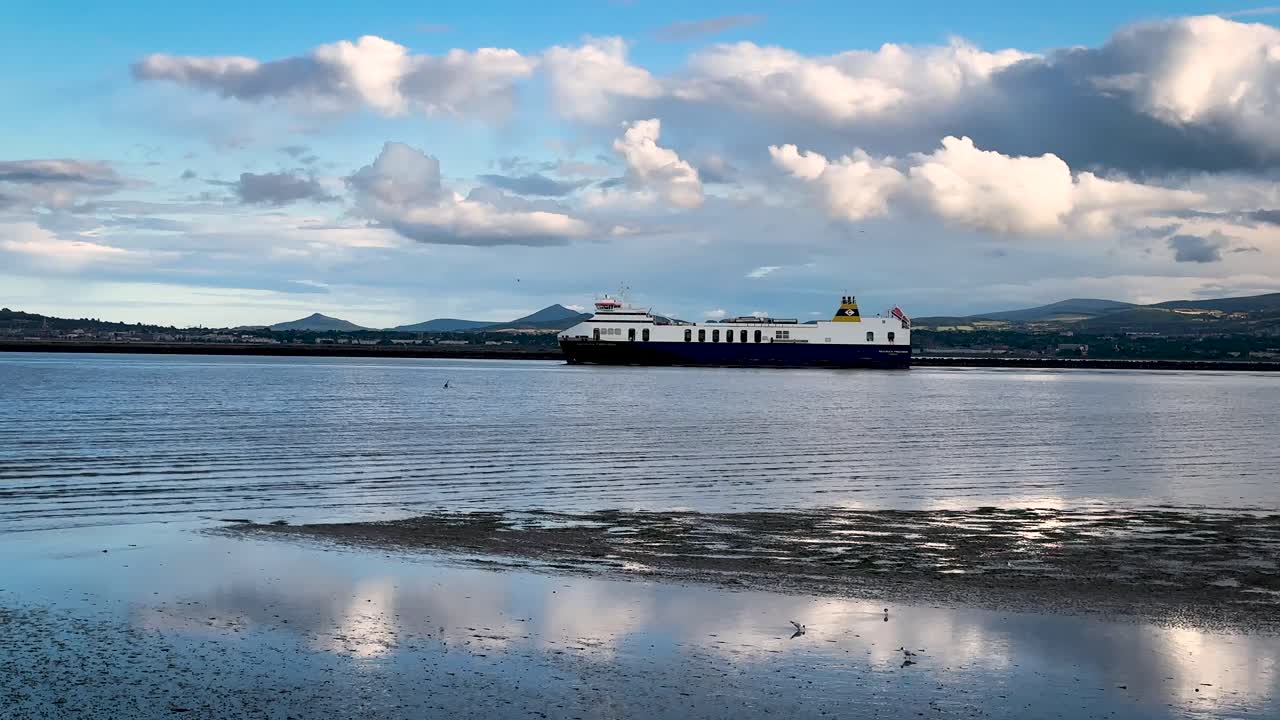 항구 밖으로 항해하는 선박