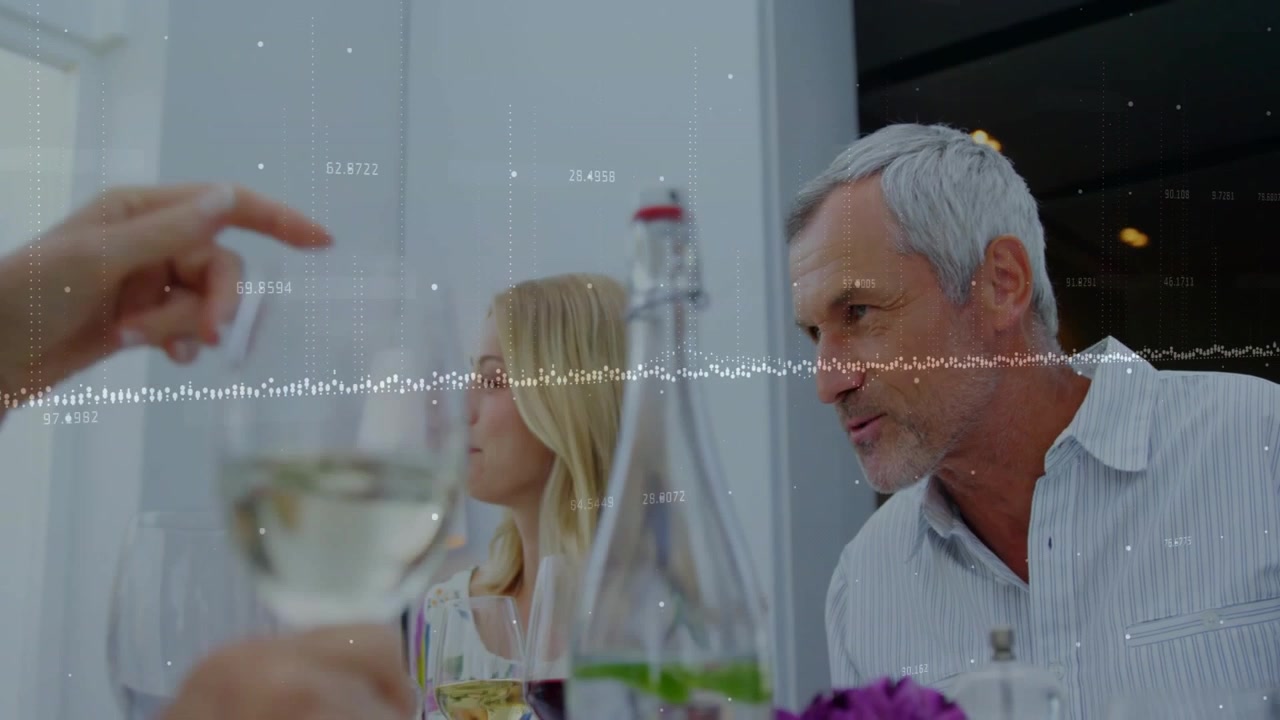 Mano sinistra che solleva un bicchiere di vino, con un uomo che parla e una donna che ascolta, un pasto e una bottiglia, il tutto con una sovrapposizione a forma d'onda