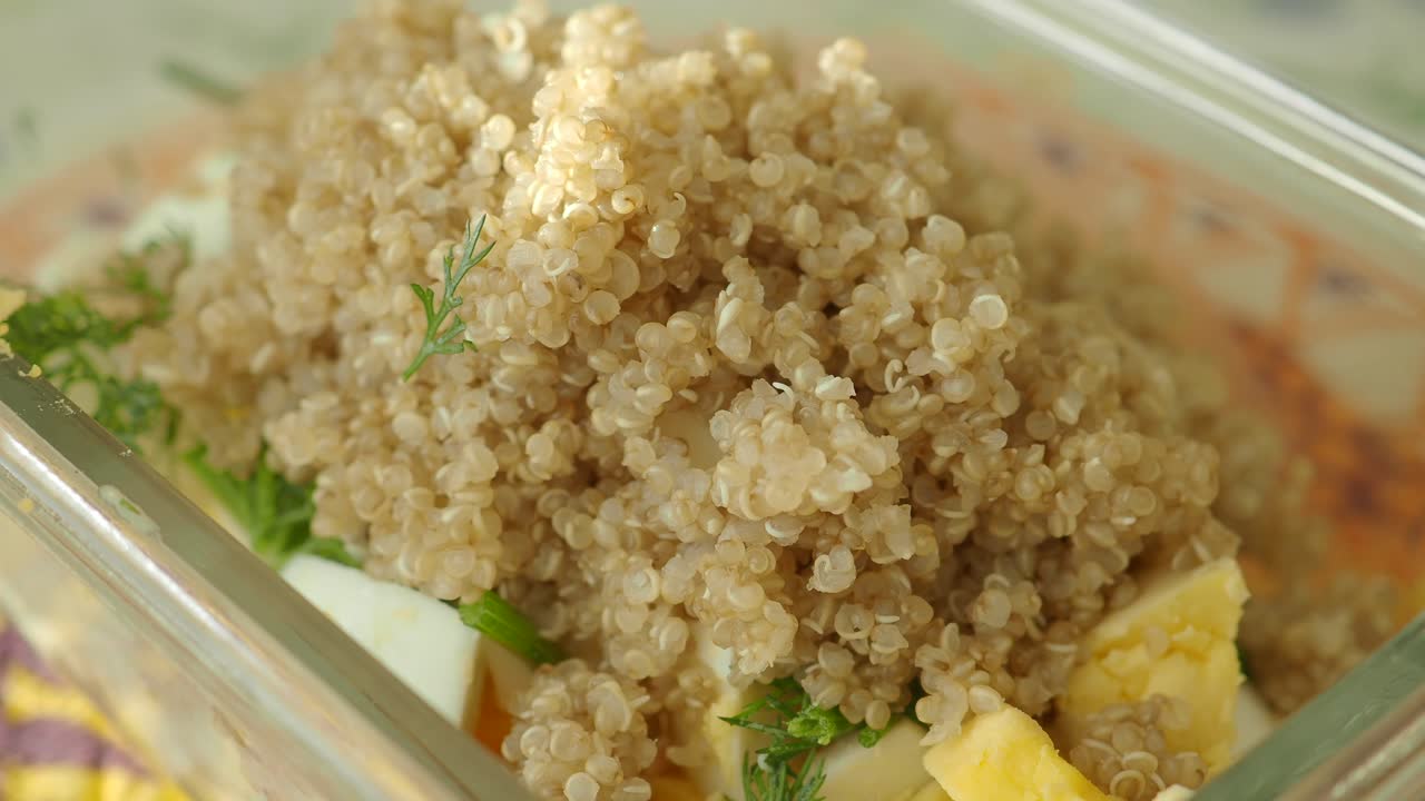 Salade de quinoa saine aux œufs durs et aux herbes fraîches