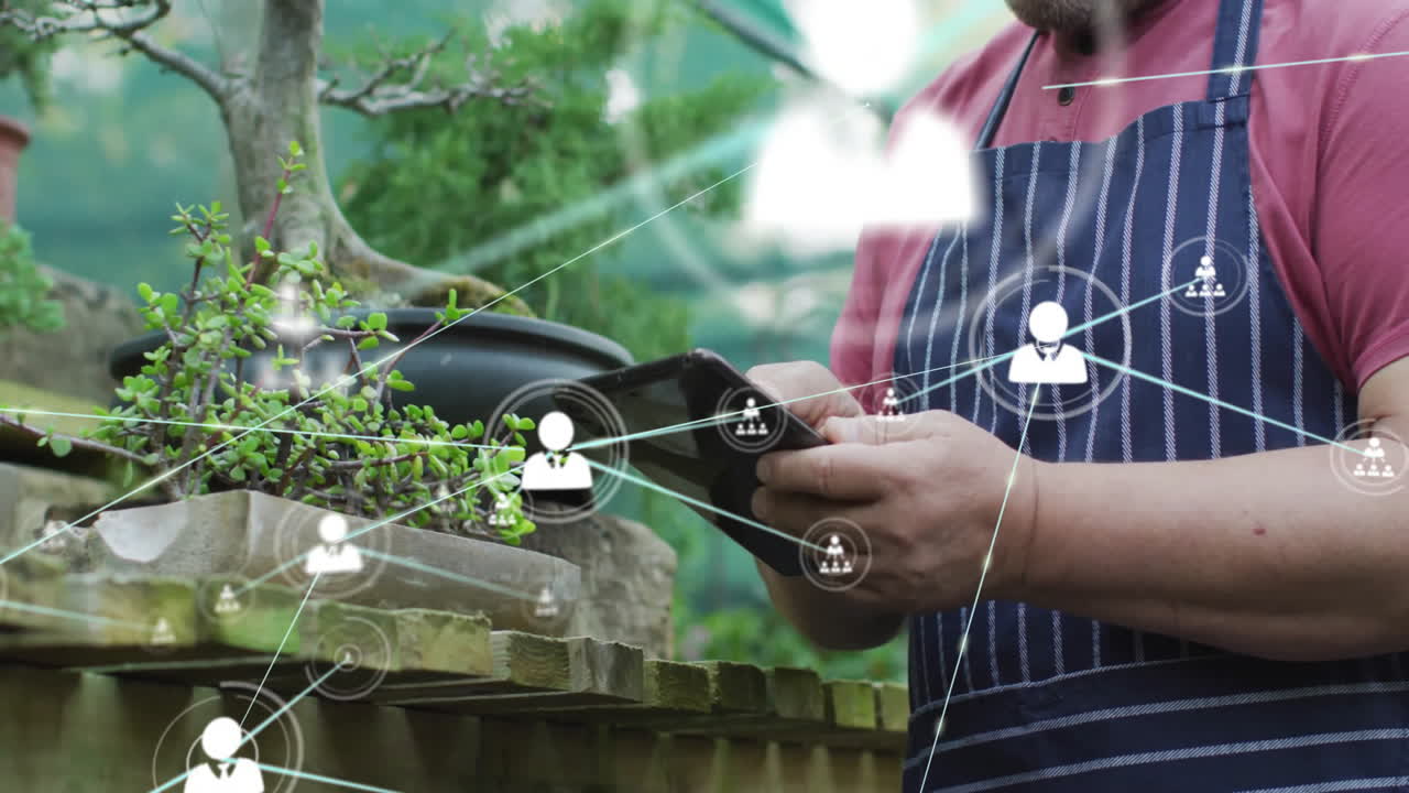 정원에서 태블릿을 사용하는 사람, 앞옷을 입은 사람, 소셜 네트워크 연결 애니메이션