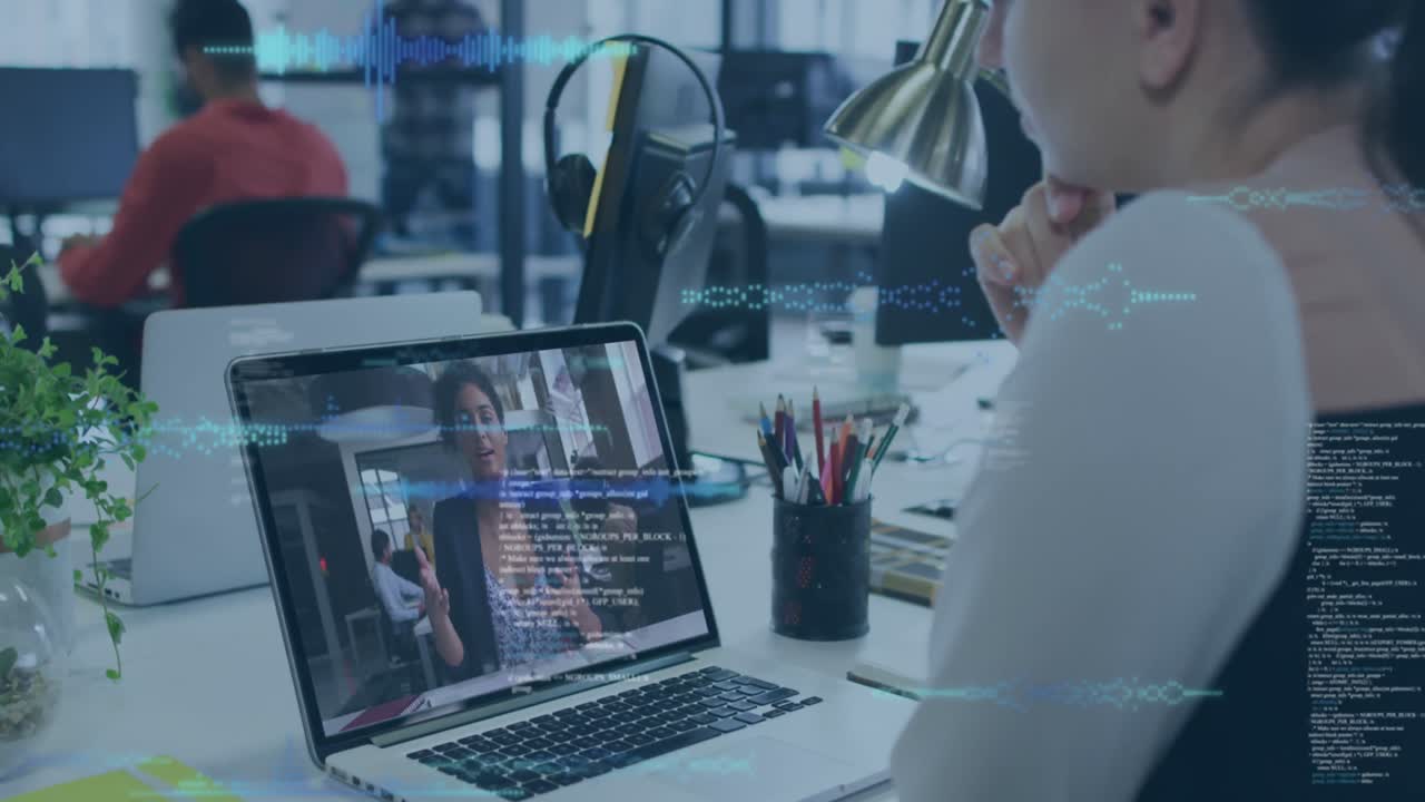 animation der verarbeitung von finanzdaten über verschiedene geschäftsfrauen im büro über laptop-videoanruf.