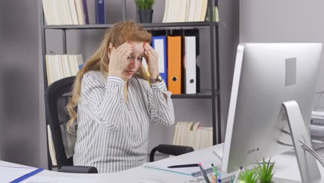 una anciana mujer de negocios tiene dolor de cabeza.