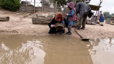 gente buscando oro en aguas fangosas