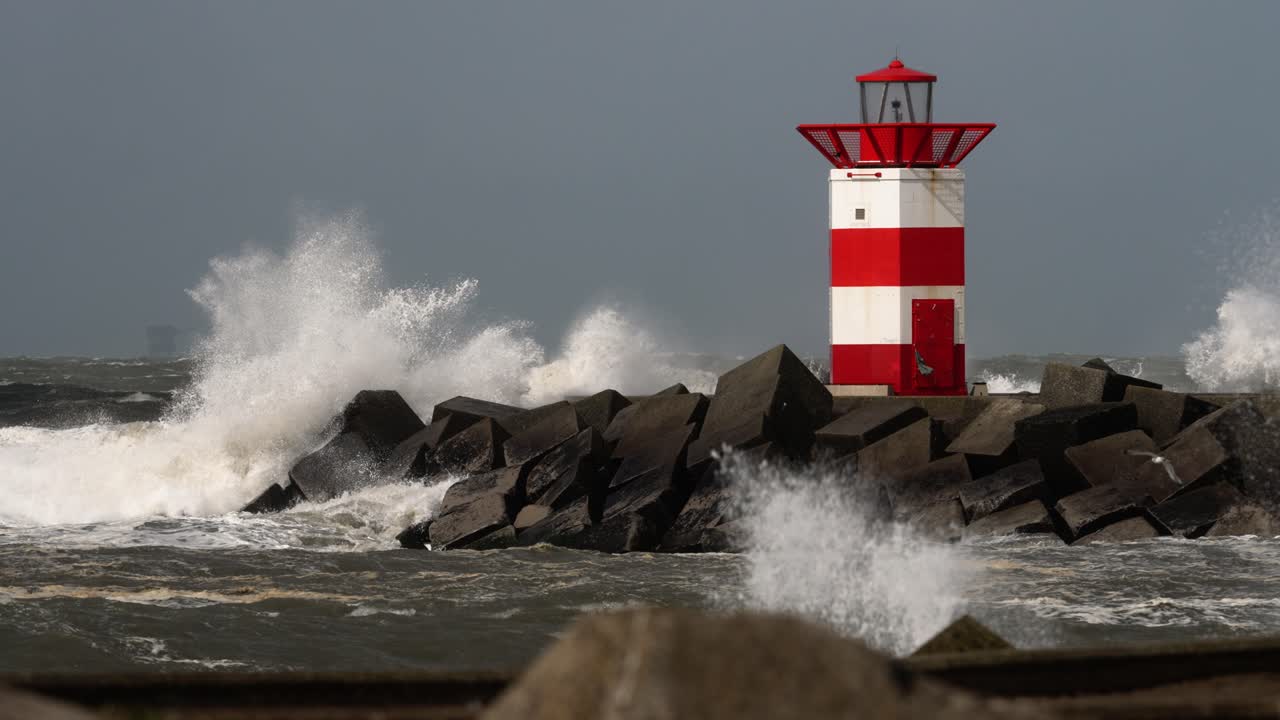 olas tormentosas chocando contra el faro