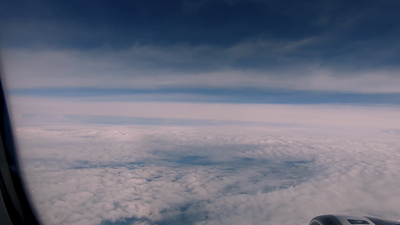 вид на облака и город дананг в самолете в азии