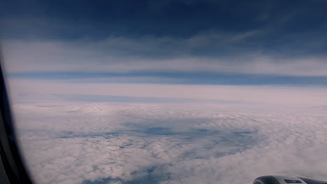 Blick-Auf-Die-Wolken-Und-Die-Stadt-Da-Nang-Im-Flugzeug-In-Asien