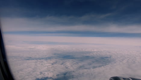 mirando las nubes y la ciudad de da nang en el avión en asia