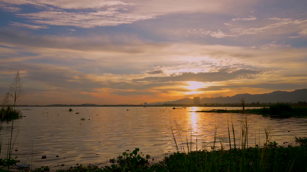 호수 위에 아름다운 흐린 일몰