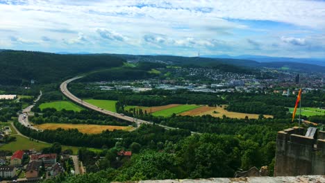 Eine-Panoramaaufnahme-Einer-Malerischen-Stadt-Inmitten-Eines-Tals-Im-Schwarzwald