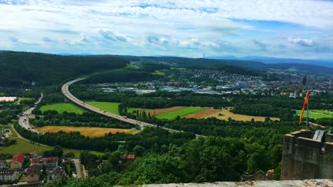 Una-Toma-Panorámica-De-Una-Ciudad-Pintoresca-Ubicada-En-Un-Valle-En-El-Bosque-Negro