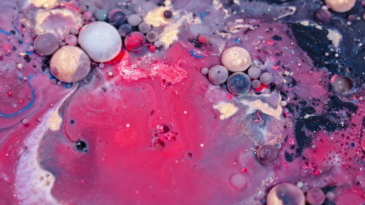 은색과 파란색의 매혹적인 혼합물로 물 속에서 회전하는 활기찬 잉크가 추상적인 패턴을 만니다.