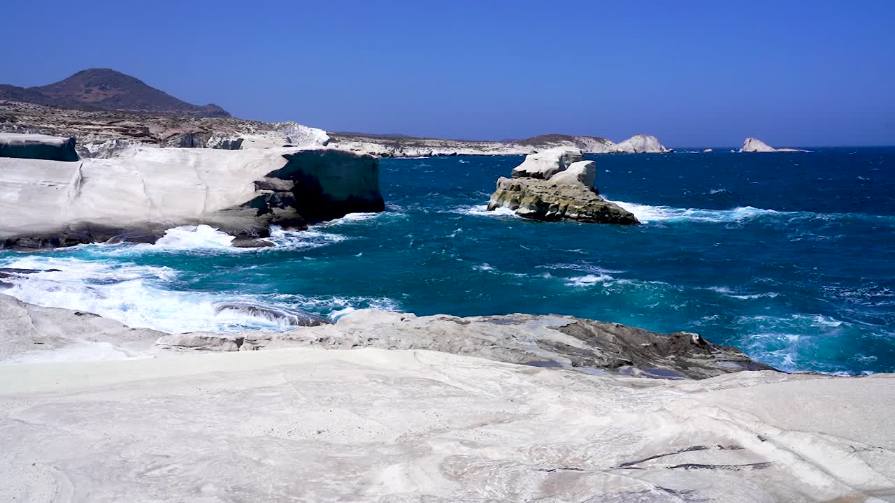 día ventoso en sarakiniko en la isla de milos grecia