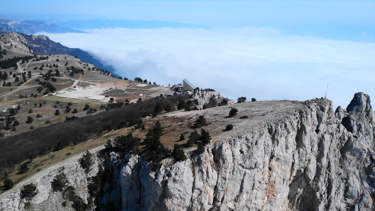 paisaje de montaña con nubes