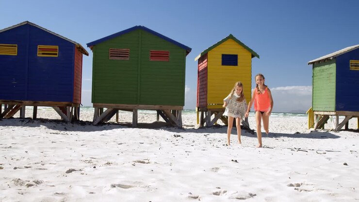 Broers en zussen hebben plezier op het strand 4k