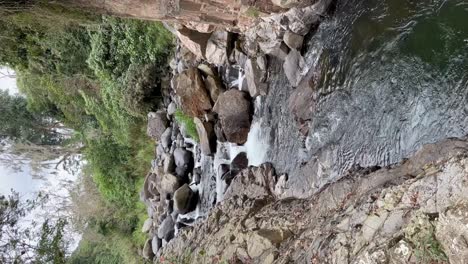 agua del lago corriendo sobre las rocas en el medio del bosque