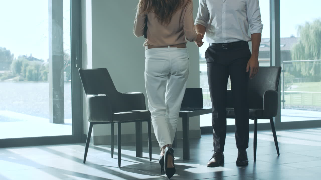 hombre y mujer serios hablando en una casa de lujo