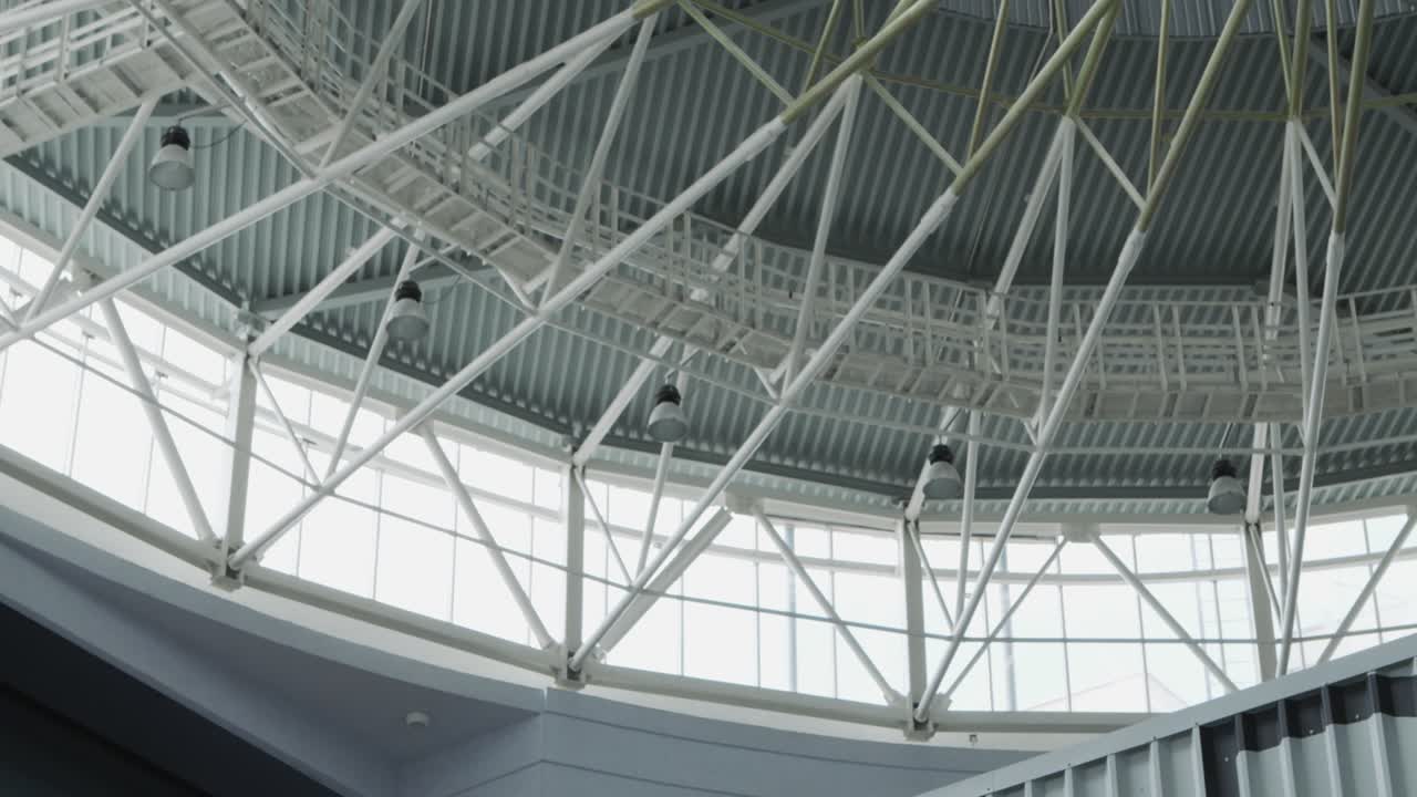 노출된 구조로 된 현대적인 건물 내부