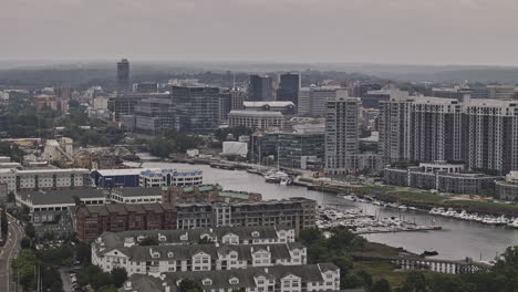 Stamford,-Connecticut,-Luftüberflug-Mit-V6-Drohne-über-Einem-Viertel-Am-Wasser,-Erfassung-Von-Wohnhäusern-Entlang-Des-Long-Island-Sound,-Des-South-End-Und-Der-Innenstadt-–-Aufgenommen-Mit-Mavic-3-Pro-Cine-–-Oktober-2023