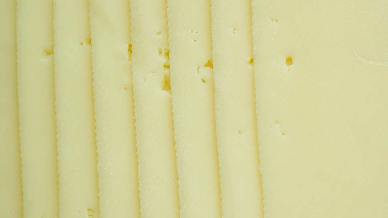 primer plano de queso en rodajas