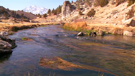 Un-Hermoso-Río-Atraviesa-Las-Montañas-De-Sierra-Nevada-1