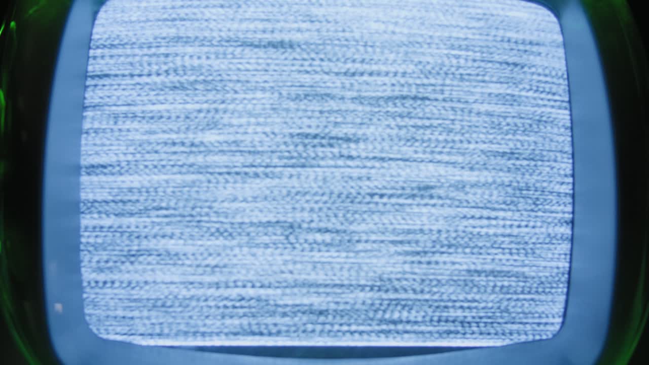 tv retro, televisión vintage en una configuración nostálgica, una tv retro muestra grano en la pantalla, dispositivo aterrador de la noche de halloween bueno para la llave de croma y la pantalla verde. imágenes de alta calidad 4k