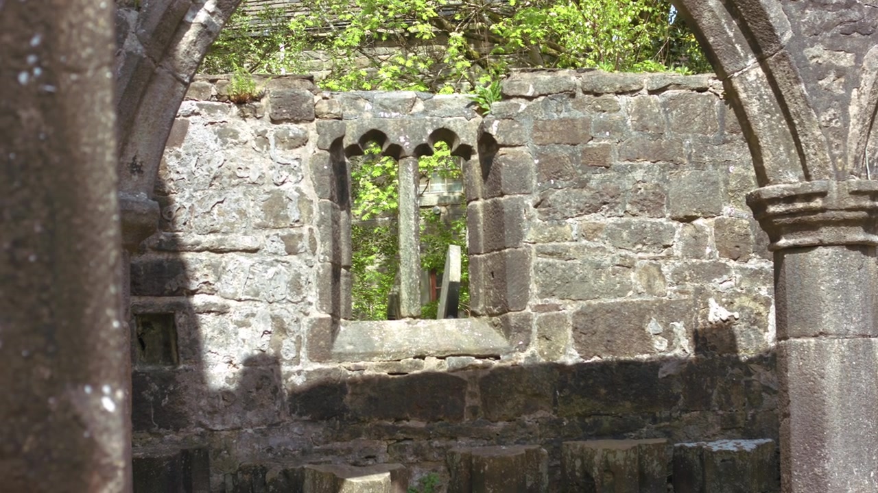 Arco das ruínas da Igreja da Abadia de São Tomás Becket em Yorkshire, tomada panorâmica média em 4k com foco seletivo.