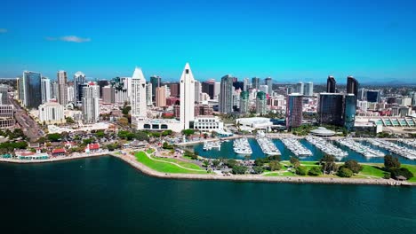 Luftaufnahme-Des-Embarcadero-Marina-Park-In-San-Diego-Mit-Blick-Auf-Das-Kongresszentrum-Und-Den-Hafen-Voller-Boote