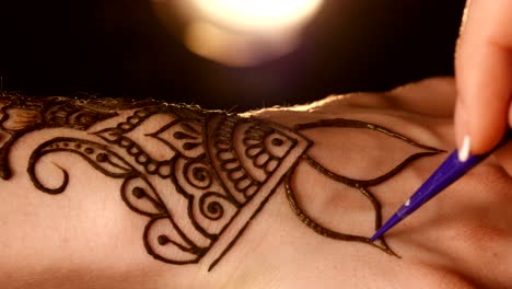 aplicación de diseño de tatuaje de henna