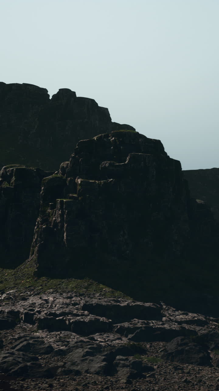 formaciones rocosas dramáticas y acantilados