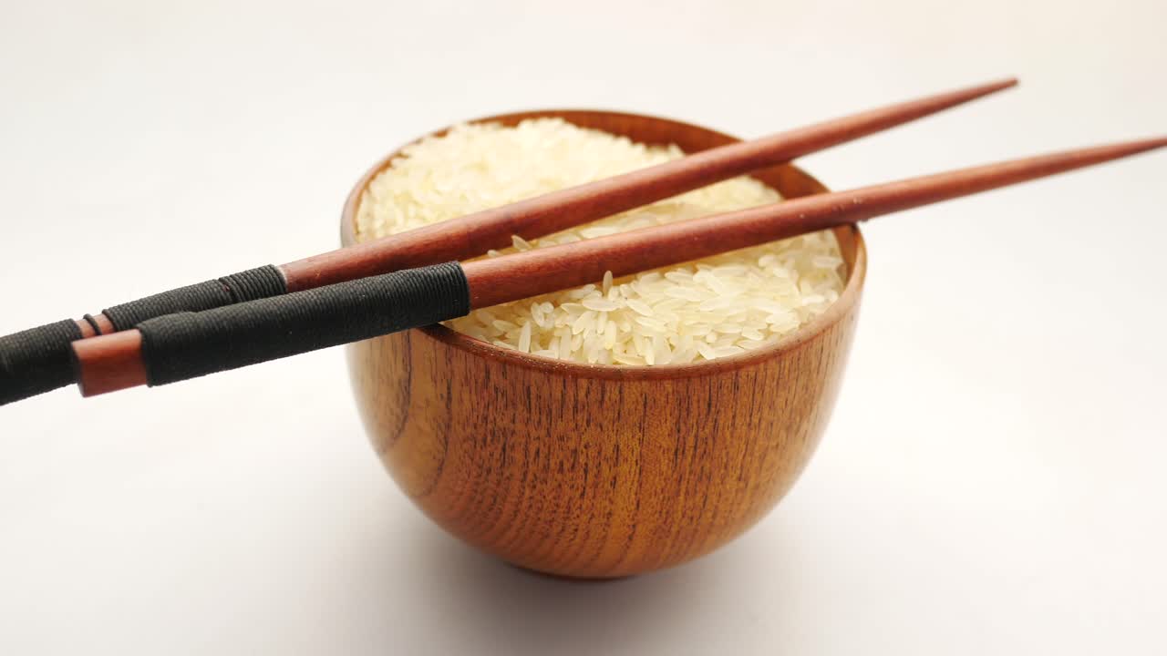 cuenco de madera de arroz con palillos