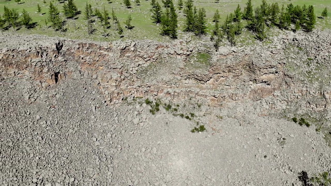 Vue aérienne d'un bord de falaise rocheuse et d'un paysage forestier