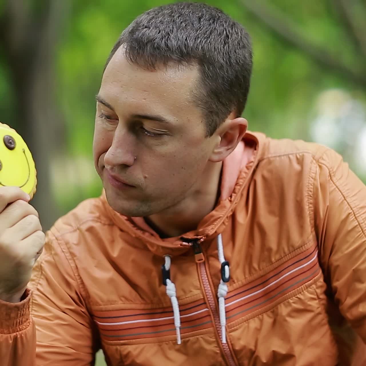 hombre hambriento comiendo galletas