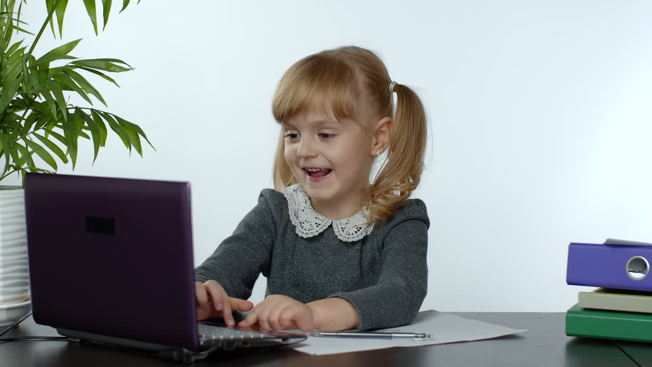 онлайн-обучение, дистанционное образование, урок дома. девочка занимается школьной программой онлайн на компьютере