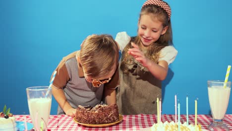 kids celebrating birthday with cake